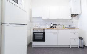New: Beautiful Central Apartment Next To U-Station